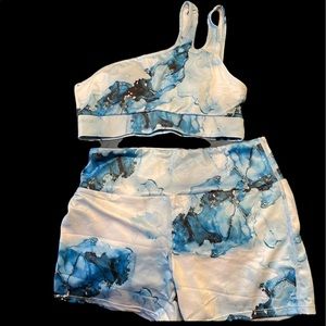 ‼️SOLD‼️ Workout set w/ matching hair tie.